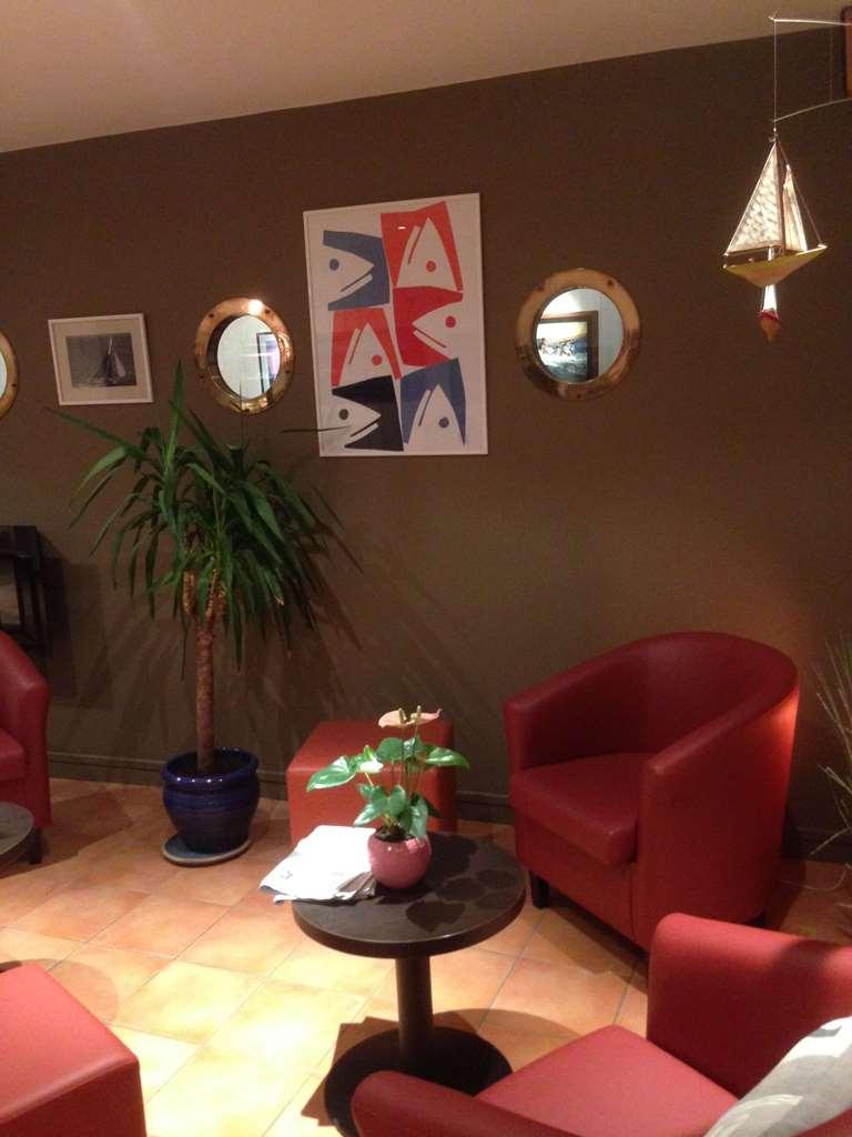 קונקרנו Brit Hotel Des Halles מראה פנימי תמונה