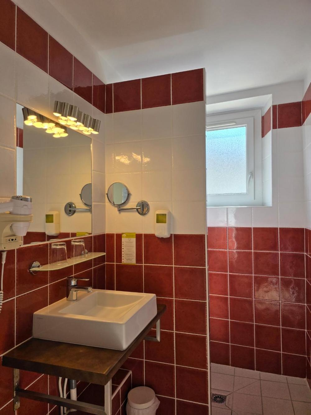 קונקרנו Brit Hotel Des Halles מראה חיצוני תמונה