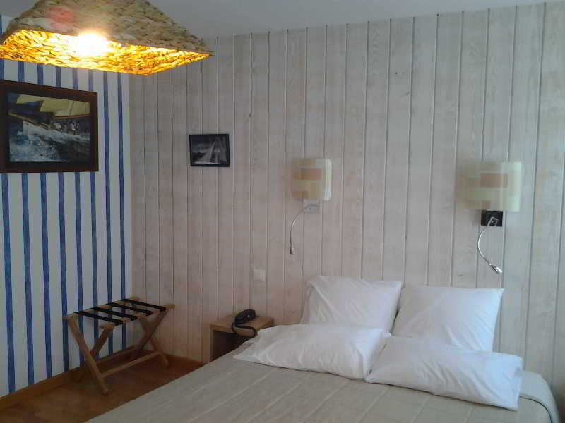 קונקרנו Brit Hotel Des Halles מראה חיצוני תמונה