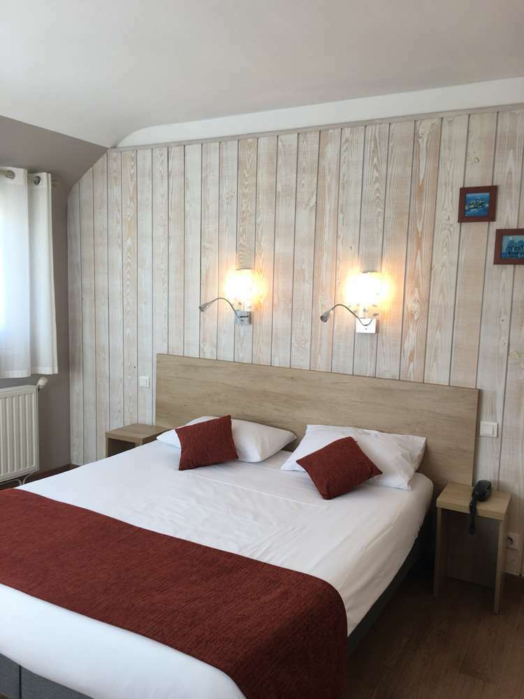 קונקרנו Brit Hotel Des Halles חדר תמונה